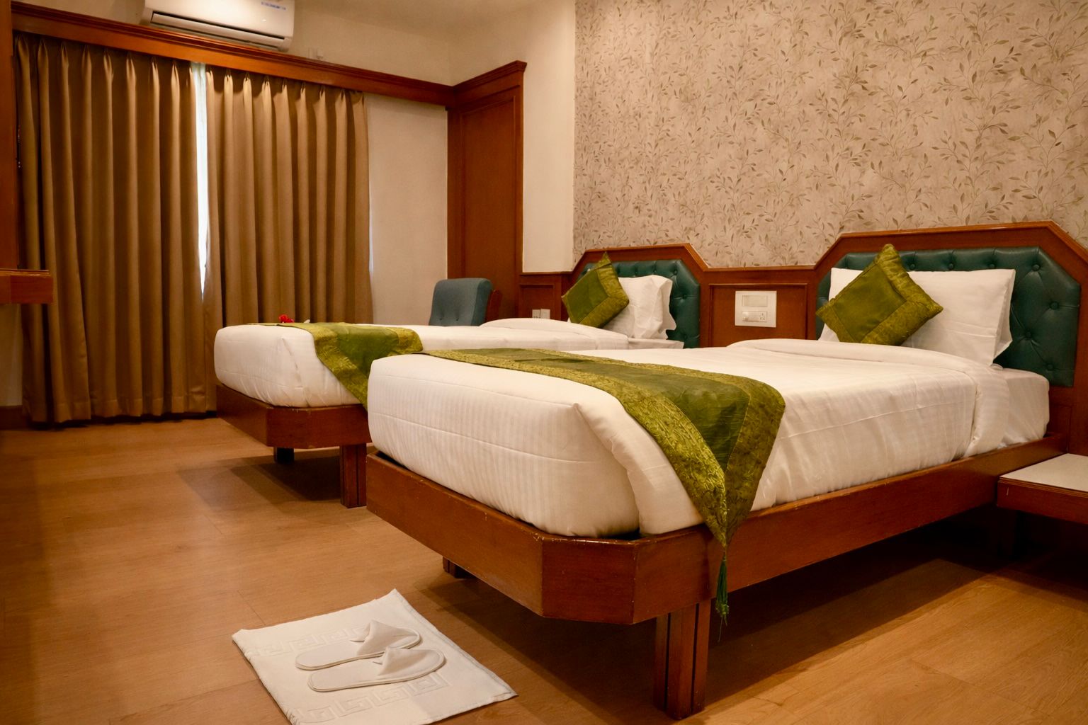 Deluxe Room &mdash; comfortable bed with elegant d&eacute;cor