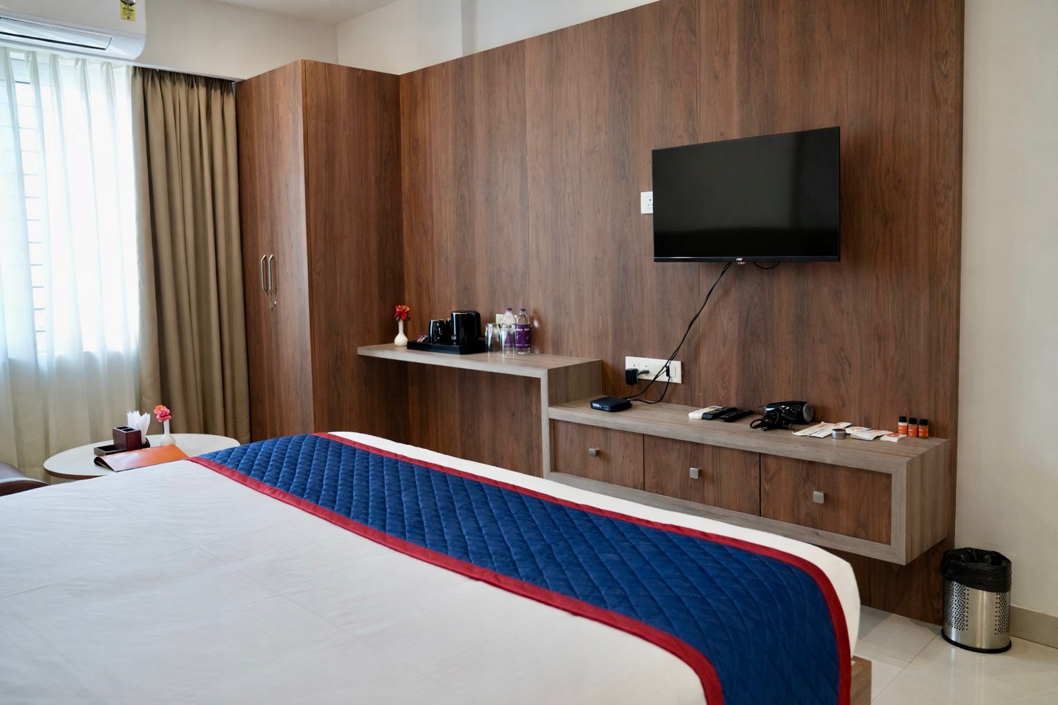 Executive Room &mdash; refined business workspace